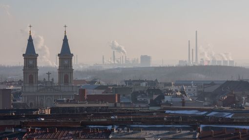 Smogová situace na Ostravsku. Na snímku je pohled na věže katedrály Božského spasitele v centru Ostravy s pozadím AcelorMittalu.