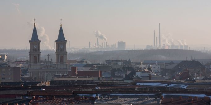 Smogová situace na Ostravsku. Na snímku je pohled na věže katedrály Božského spasitele v centru Ostravy s pozadím AcelorMittalu.