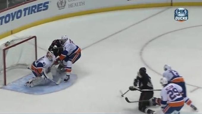 Podívejte se, jak Corey Perry překonal gólmana Islanders. Byl to gól roku?