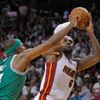 Basketbalista Bostonu Celtics Paul Pierce (vlevo) brání LeBrona Jamese z Miami Heat v utkání NBA 2012/13.
