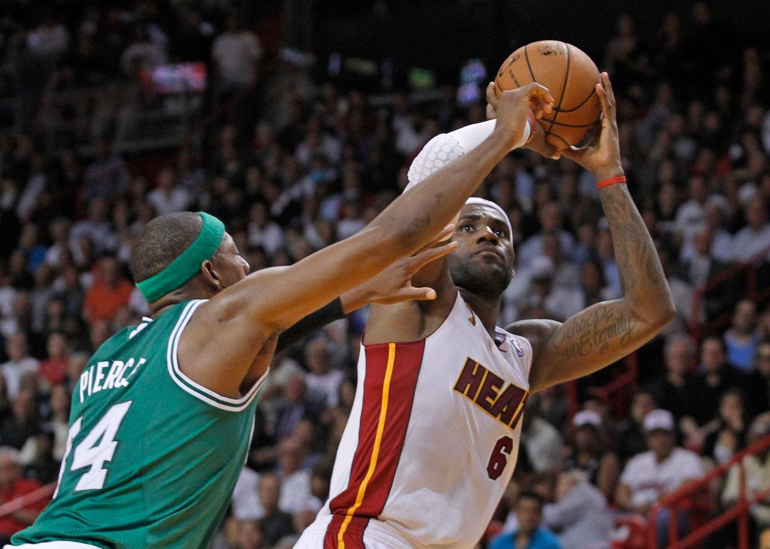 Basketbalista Bostonu Celtics Paul Pierce (vlevo) brání LeBrona Jamese z Miami Heat v utkání NBA 2012/13.