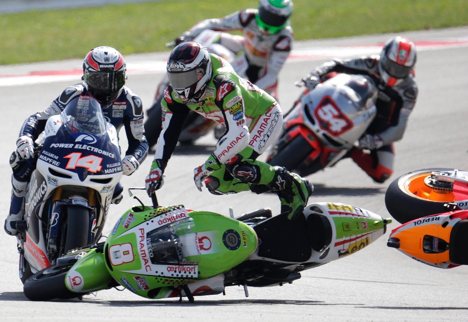 Španělští motocyklisté Dani Pedrosa a Héctor Barbera havarovali v MotoGP během Velké ceny San Marina 2012.