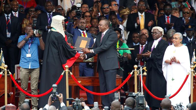 Keňský prezident Uhuru Kenyatta (uprostřed).