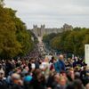 Hosté se začínají usazovat na pohřbu královny Alžběty II.