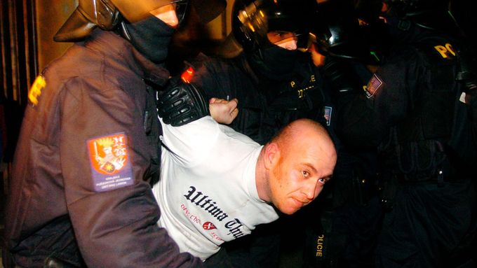 Zásah policejních těžkooděnců ukončil 12. listopadu před půlnocí koncert neonacistů ve Zlaté Olešnici na Jablonecku. Policisté nejprve vyvedli ze sálu nejagresivnější účastníky a po nich i všechny ostatní.