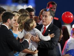 Jako obvykle se po skončení nominačního projevu přidala k Mittu Romneymu na sjezdovém podiu celá jeho rodina