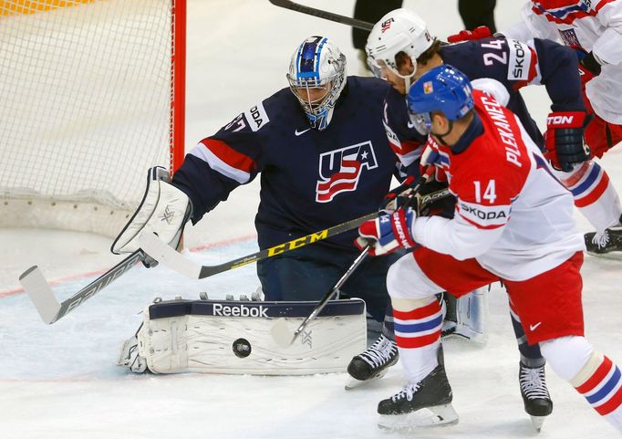 MS 2015, Česko-USA: Tomáš Plekanec - Connor Hellebuyck a Zach Redmond (24)