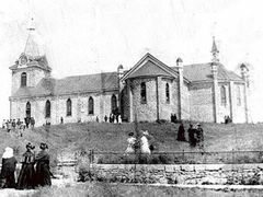 Čeští krajané před kostelem sv. Václava ve Spillville. Foto z roku 1893.