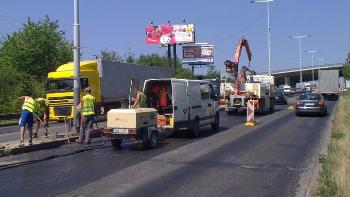 Dopravu v ulici K Barrandovu svedou silničáři při obou uzavírkách do protisměru.