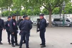 Zrušené fanzony a ostří muži se samopaly. Takhle to vypadá v Paříži v době zahájení šampionátu
