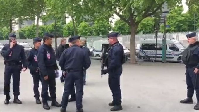 Pařížští policisté hlídkují se zbraněmi před stadionem, kde Češi vyzvou Kanadu