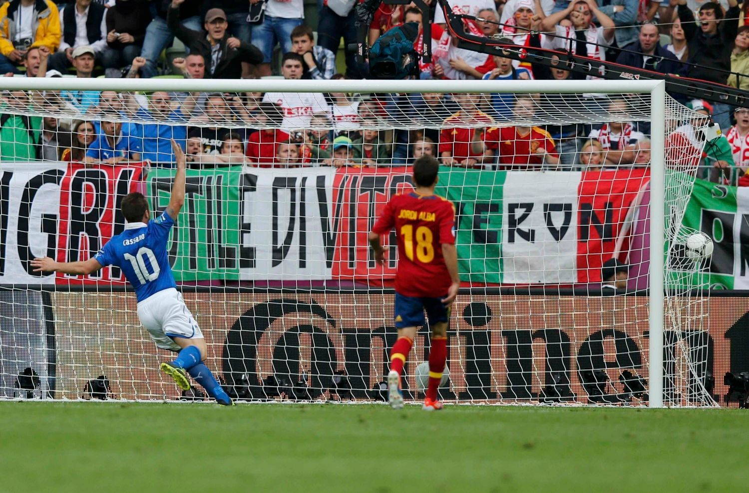 Antonio Cassano slaví gól v utkání základní skupiny mezi Španělskem a Itálií na Euru 2012