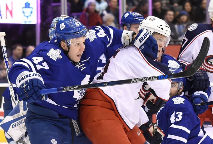 William Karlsson (Columbus Blue Jackets) a Leo Komarov (Toronto Maple Leafs)