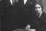 Kromě Jorgeho měli Bergogliovi ještě syna Maria (uprostřed; snímek nedatován).