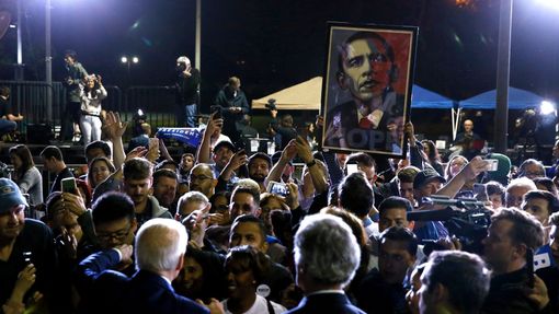 Shromáždění kandidáta Joa Bidena během volební noci v Los Angeles.