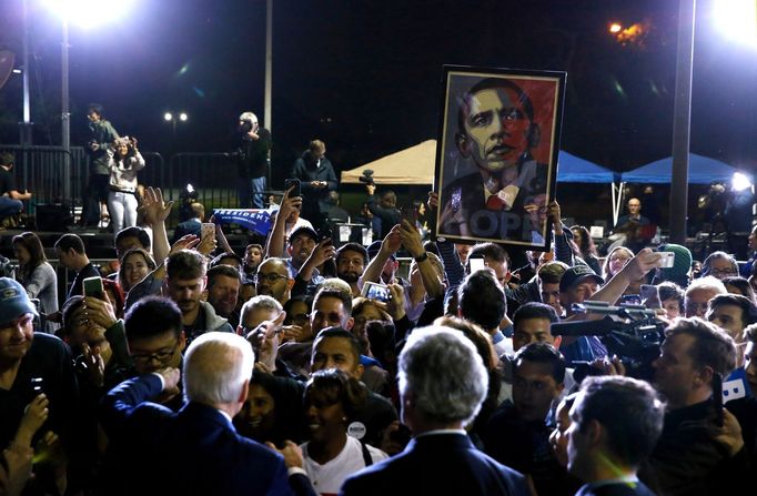 Shromáždění kandidáta Joa Bidena během volební noci v Los Angeles.