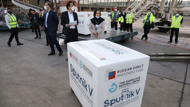 Sputnik leží ve skladech, slovenský exministr zdravotnictví se skrývá před novináři; Zdroj foto: Reuters