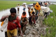 Hodiny čekání na jídlo, rvačky o vodu. Bangladéš řeší uprchlickou krizi, přišlo už 290 000 Rohingů