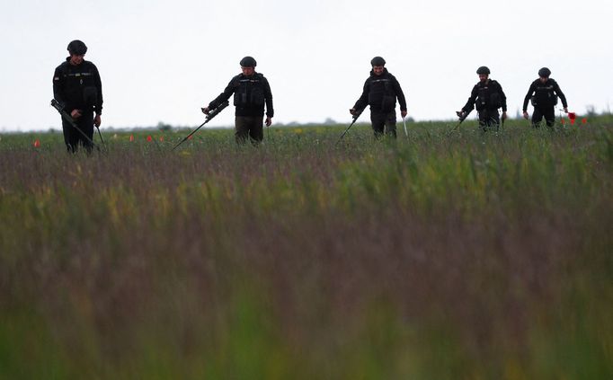 Hledání min v Mykolajivské oblasti na jihovýchodě Ukrajiny.