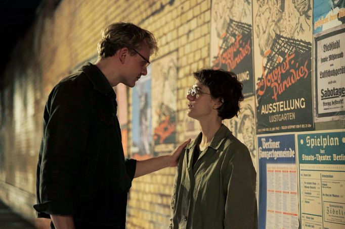 Německá herečka Liv Lisa Friesová jako Hilde a Johannes Hegemann v roli jejího muže Hanse.