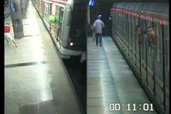 Mladík z party útočníků v metru se přihlásil policii