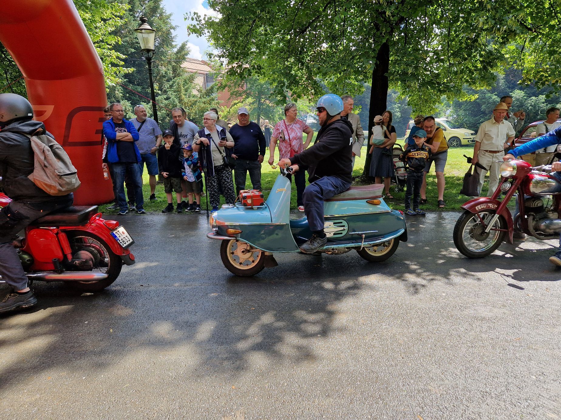 sraz veteránů Kravaře zámek