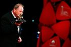 I diváci českých artových kin obdivují Anderssonovy předchozí snímky Písně z druhého patra (2000) a Ty, který žiješ (2006), které umí pracovat se směsí lakonické, absurdní ironie a skličujícího civilizačního splínu. "Holub" se dvěma předchozími tvoří volnou trilogii.