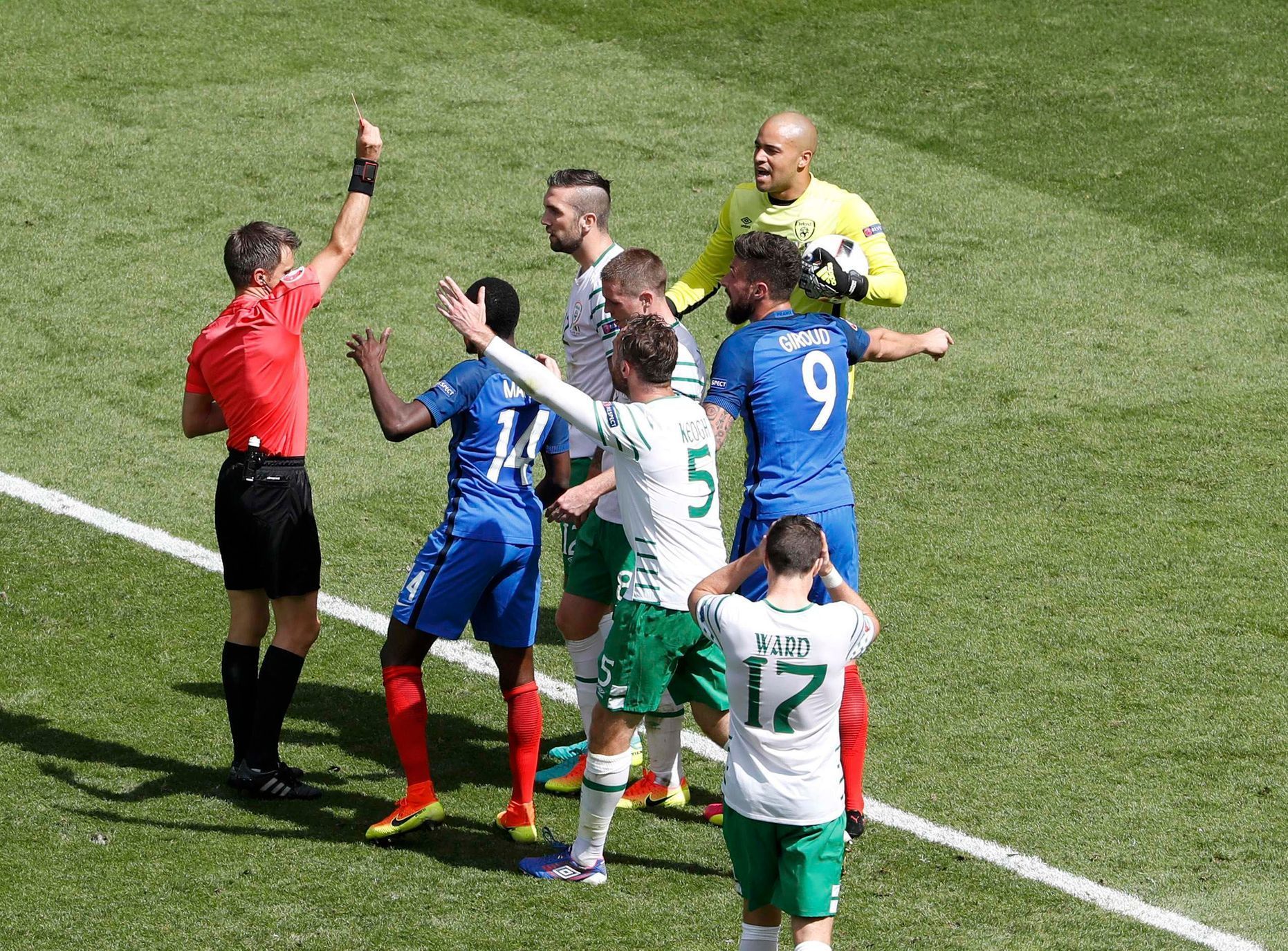 Euro 2016, Francie-Irsko: Shane Duffy dostává červenou kartu