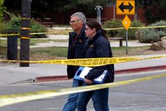 Při palbě z jedoucího auta zemřelo v Kalifornii sedm lidí