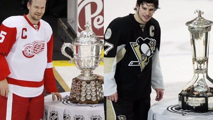 Finalisté Stanley Cupu: detroitský kapitán Nicklas Lidström s trofejí pro vítěze Západu a pittsburghský kapitán Sidney Crosby s trofejí pro vítěze Východu.