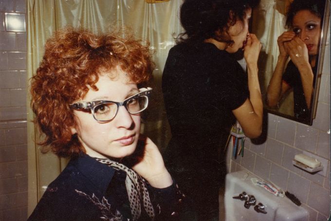 Nan Goldin ve filmu Všechna ta krása a zabíjení.