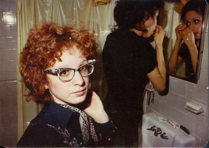 Nan Goldin ve filmu Všechna ta krása a zabíjení.