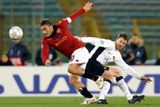 Hráč AS Řím Francesco Totti bojuje o míč s Johnny Evansem z Manchesteru United