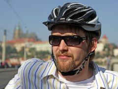 Ministr dopravy Pavel Dobeš na kole. 