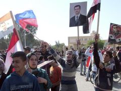 Demonstrace na podporu Asada ve městě Dejr Ez-Zor.