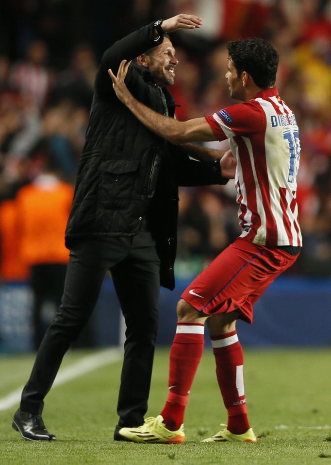 Atletico Madrid's Diego Costa celebrates with coach Diego Simeone (L) after scoring a penalty goal against Chelsea during their Champion's League semi-final second leg so