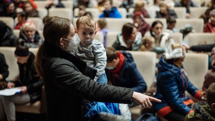 Chceme mír, chceme domů, říkají uprchlíci. Na doklady musí čekat dlouhé hodiny; Zdroj foto: Lukáš Bíba / HN