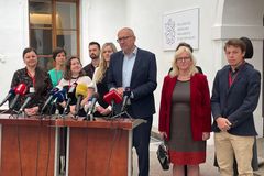 Bek pod obrovským tlakem. Nechce ustoupit od změny placení kuchařek či školníků