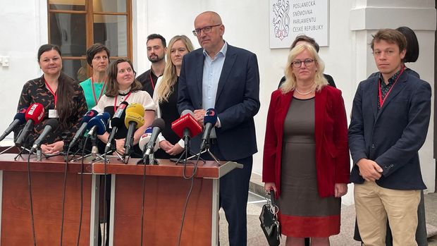 Bek pod obrovským tlakem. Nechce ustoupit od změny placení kuchařek či školníků