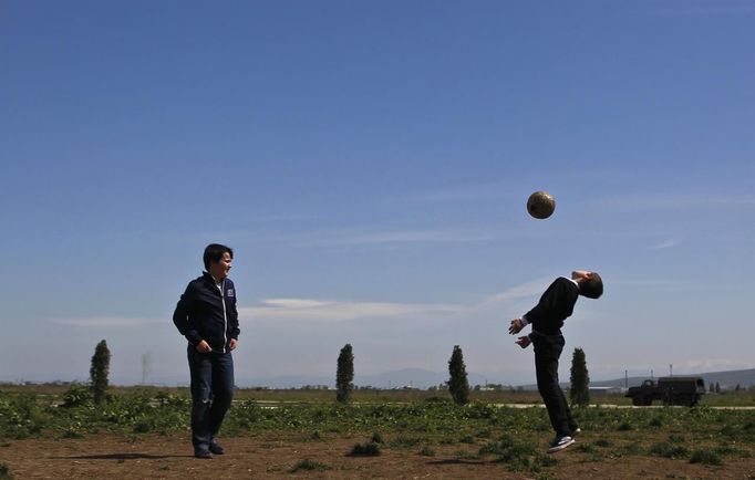 Boys play soccer on the outskirts of the Chechen capital Grozny April 27, 2013. The naming of two Chechens, Dzhokhar and Tamerlan Tsarnaev, as suspects in the Boston Marathon bombings has put Chechnya - the former site of a bloody separatist insurgency - back on the world's front pages. Chechnya appears almost miraculously reborn. The streets have been rebuilt. Walls riddled with bullet holes are long gone. New high rise buildings soar into the sky. Spotless playgrounds are packed with children. A giant marble mosque glimmers in the night. Yet, scratch the surface and the miracle is less impressive than it seems. Behind closed doors, people speak of a warped and oppressive place, run by a Kremlin-imposed leader through fear. Picture taken April 27, 2013. REUTERS/Maxim Shemetov (Russia - Tags: SOCIETY POLITICS) ATTENTION EDITORS: PICTURE 35 OF 40 FOR PACKAGE 'INSIDE MODERN CHECHNYA'. SEARCH 'REBUILDING CHECHNYA' FOR ALL IMAGES Published: Kvě. 1, 2013, 8:22 dop.