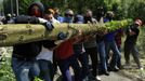 Coal miners move a tree trunk to make a barricade on motorway A-66 to protest against government spending cuts in the mining sector in Campomanes, near Oviedo, northern Spain, May 30, 2012. REUTERS/Eloy Alonso (SPAIN - Tags: CIVIL UNREST BUSINESS EMPLOYMENT TPX IMAGES OF THE DAY) Published: Kvě. 30, 2012, 3:18 odp.