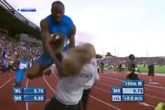VIDEO Usain Bolt: V cíli naboural do blonďaté fanynky