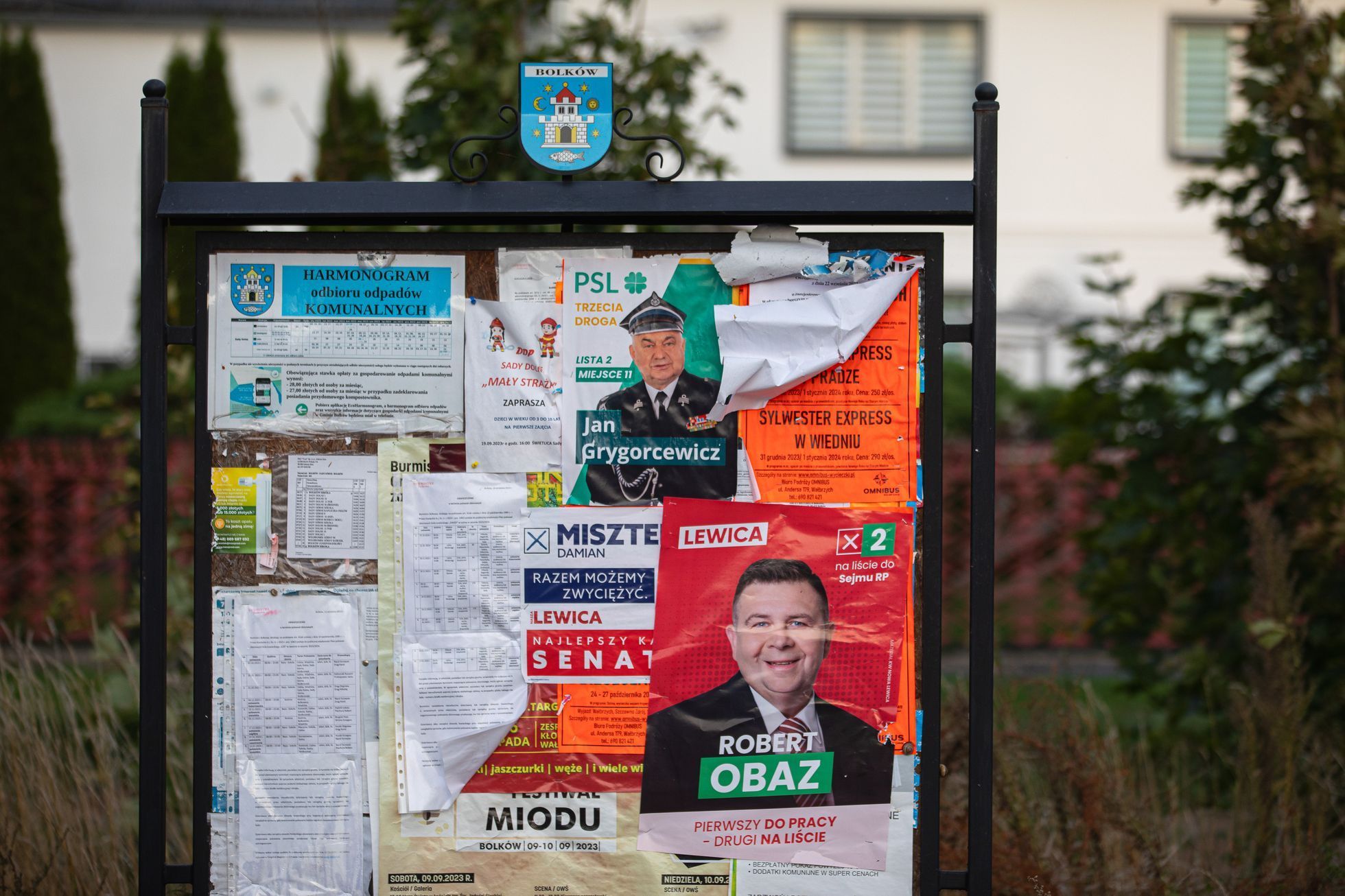 Polsko volby, poláci, billboard, reklama, plakát, Třetí cesta, právo a spravedlnost (PiS), Občanská platforma (PO), Polská lidová strana (PSL)