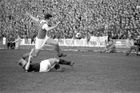 Sparta hrála primitivní fotbal, Bican strkal do rozhodčího. Derby nabídla i bizáry