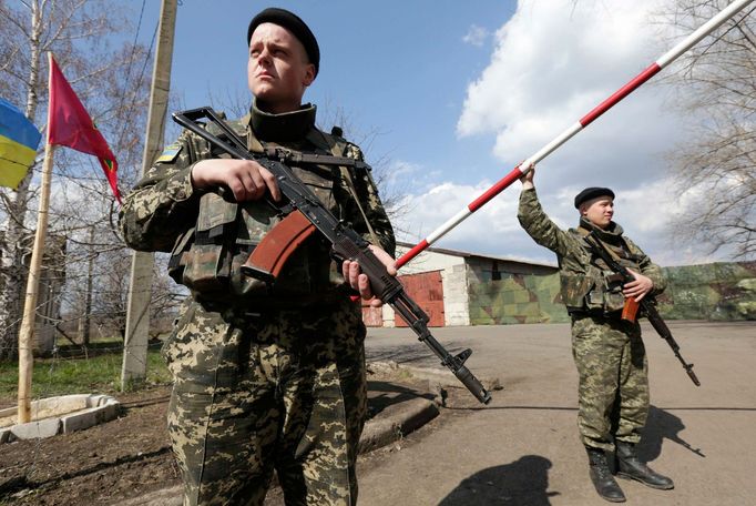 Ukrainian border guards stand on guard at a base close to the Russian border near Donetsk April 15, 2014.