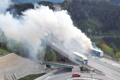 Na dálnici v Rakousku hořel český kamion, řidič se ho snažil uhasit