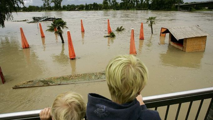 Two boys watch a flooded beach bar on the banks of the river Rhine at the German-French border in the western German town of Kehl, August 10, 2007. Heavy rainfalls during the last days flooded rivers in Switzerland and Germany. REUTERS/Arnd Wiegmann (GERMANY)