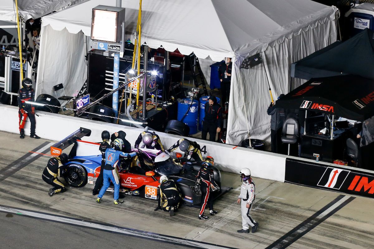 Mechanici v boxech závodu 24h Daytona