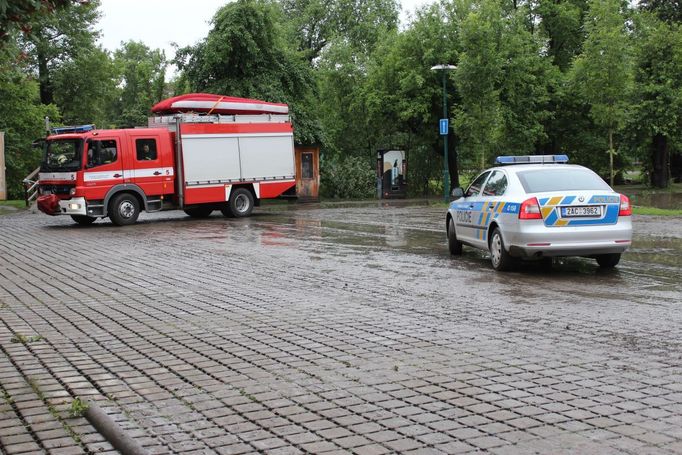 Parkoviště se změnilo k nepoznání. Jediná auta, která parkují poblíž můstku, jsou hasiči a policie.