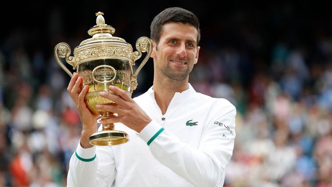 Novak Djokovič s trofejí pro vítěze Wimbledonu 2021